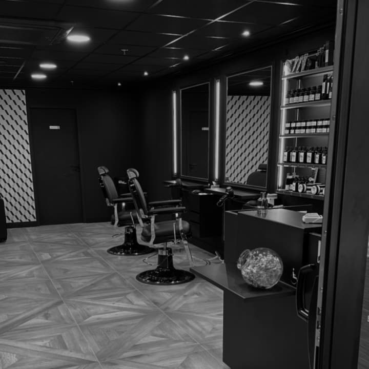 Un salon pensé pour vous Un espace moderne, chaleureux et soigné, où chaque détail est conçu pour allier confort, style et expertise.