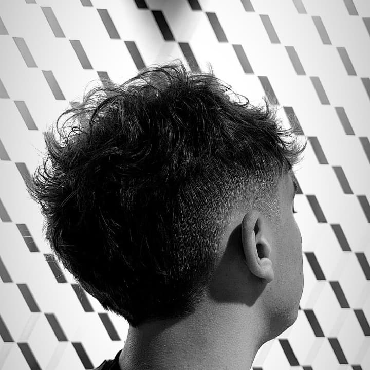 ow Fade réalisé dans notre barbershop The Barber Company Chalon-sur-Saône, avec un dégradé précis et une finition nette. Nos barbiers du Centre Commercial Carrefour Chalon Sud maîtrisent chaque détail pour un résultat propre, moderne et parfaitement fondu