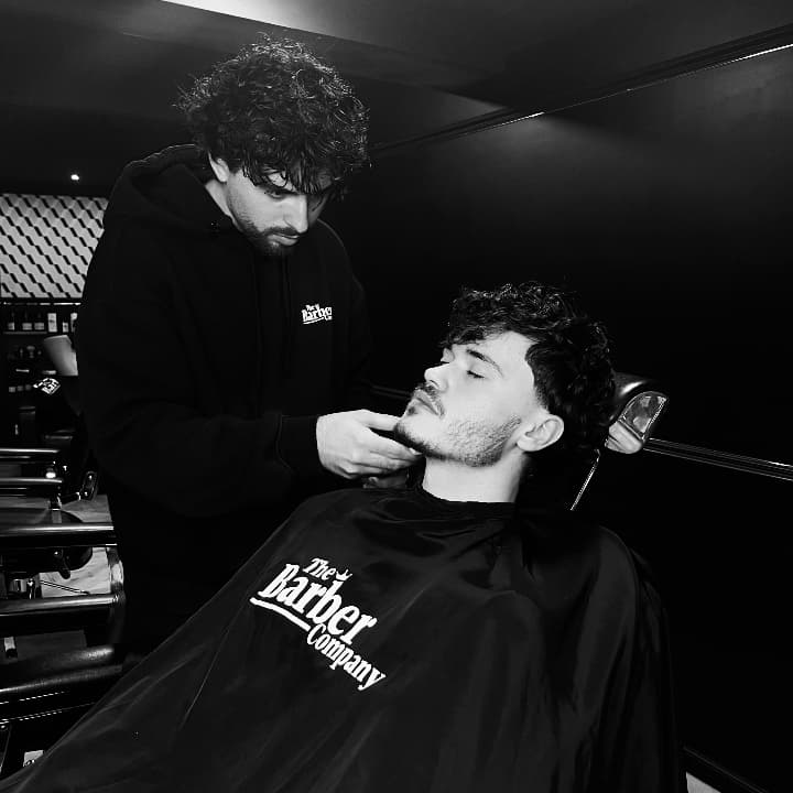 Barbe premium réalisée dans notre barbershop à Chalon-sur-Saône. Nos barbiers experts du Centre Commercial Carrefour Chalon Sud sculptent, définissent et entretiennent votre barbe avec précision, pour un rendu net, structuré et parfaitement adapté à votre
