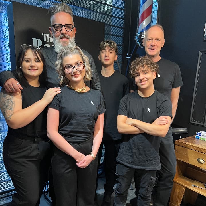 Notre équipe vous accueille chaque jour avec professionnalisme et bonne humeur. Barbiers et coiffeurs passionnés, chacun met son expertise et son sens du détail au service de votre style. Précision, maîtrise des techniques modernes et qualité d’accueil :