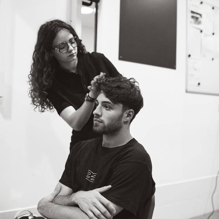 Moment de coiffage dans notre salon, réalisé par l’un de nos collaborateurs experts. Précision, maîtrise des gestes et écoute des attentes du client : chaque coupe est travaillée avec soin pour garantir un résultat moderne et personnalisé.
