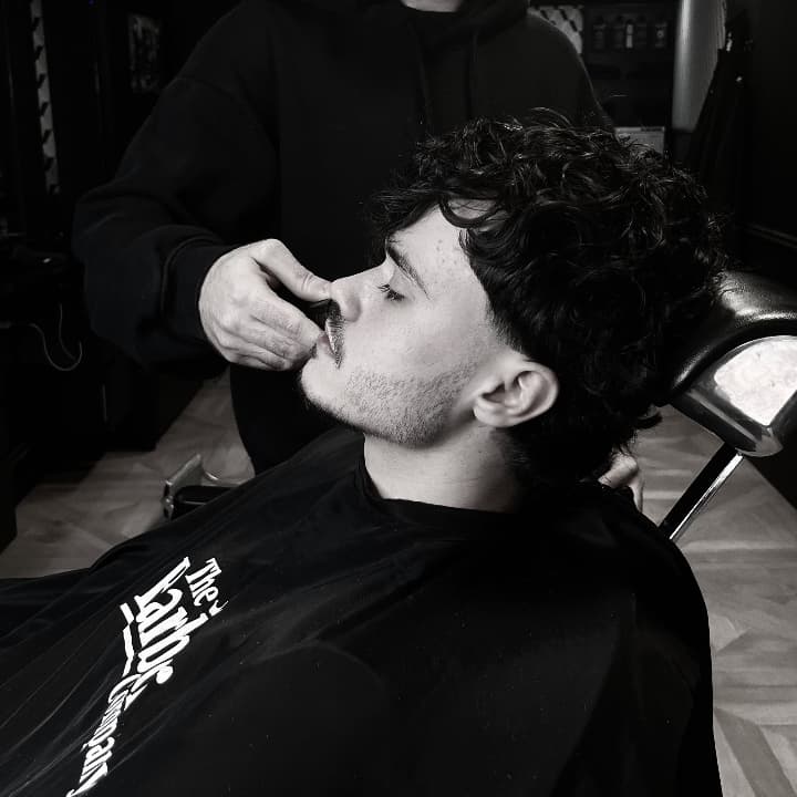 Épilation homme réalisée dans notre barbershop à Chalon-sur-Saône. Nous proposons l’épilation des narines, des oreilles, des joues, du cou et de la nuque pour un résultat net, propre et durable. Votre barbershop de référence au Centre Commercial Carrefour