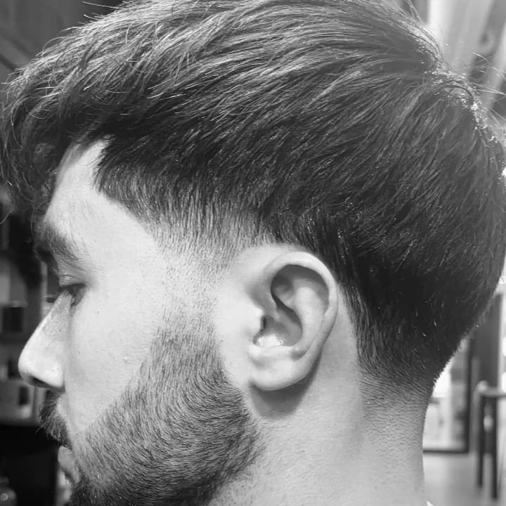 undefinedCoupe de cheveux et barber homme réalisée par nos barbiers experts, alliant précision, style et finitions impeccables.