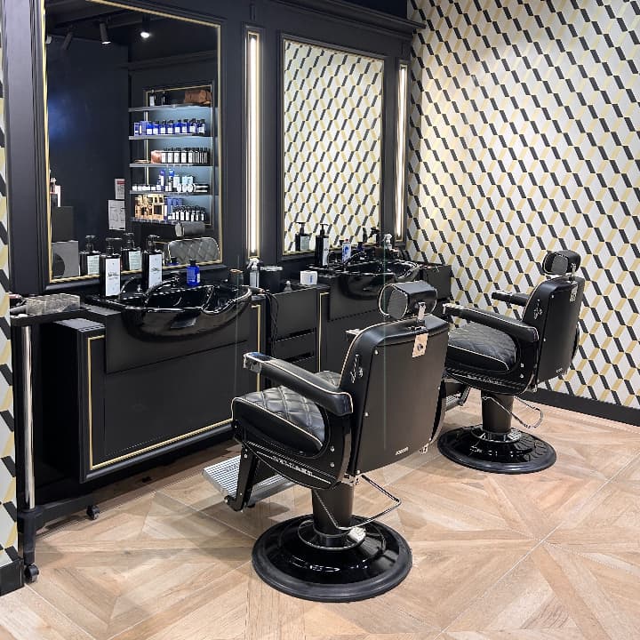 Bienvenue dans notre barbershop The Barber Company, un espace où l’élégance moderne rencontre l’authenticité du barbier à l’ancienne. Nos fauteuils haut de gamme offrent un confort exceptionnel pour profiter pleinement de votre coupe ou de votre rituel ba