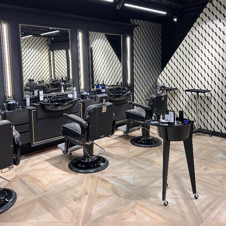 Bienvenue dans notre barbershop The Barber Company, un espace moderne et élégant pensé pour offrir une expérience haut de gamme. Entre design soigné, fauteuils confortables et postes de travail impeccablement organisés, tout est réuni pour garantir un mom