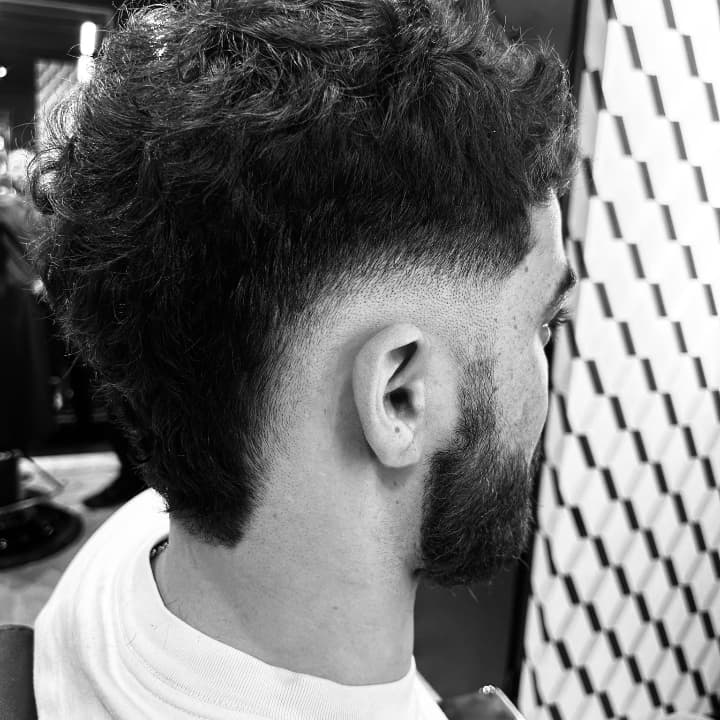 Coupe de cheveux homme réalisée par nos barbiers experts, alliant précision, style et finitions impeccables.