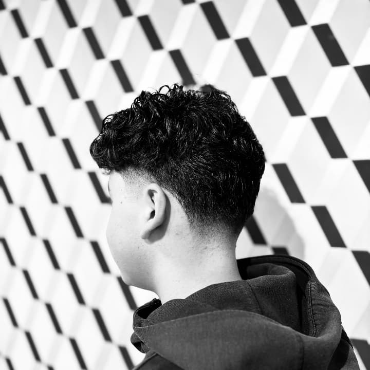 Low Fade réalisé dans notre barbershop à Chalon-sur-Saône, avec un fondu précis et une transition parfaitement maîtrisée. Nos barbiers du Centre Commercial Carrefour Chalon Sud travaillent chaque détail pour obtenir un dégradé propre, moderne et harmonieu