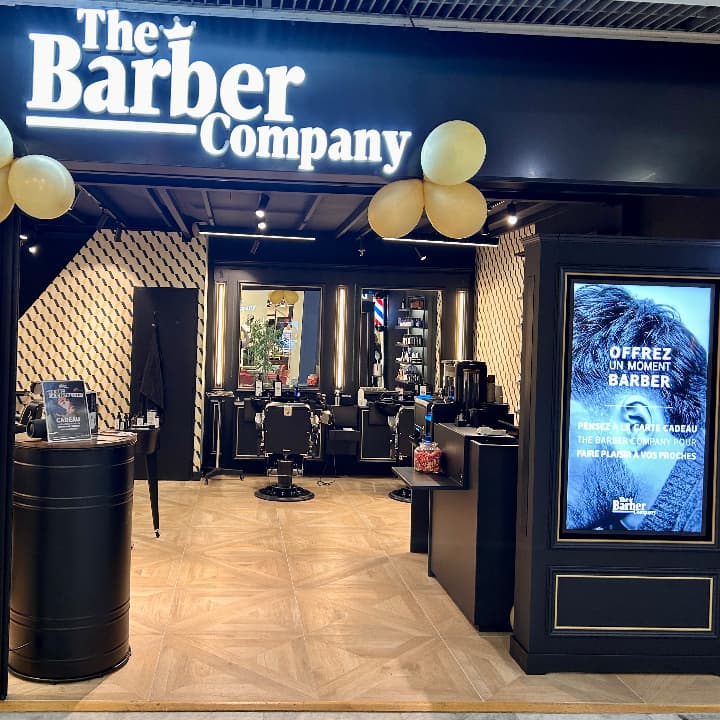 Découvrez l’univers The Barber Company dès l’entrée de notre salon. Un barbershop pensé comme un espace élégant et moderne, où l’esprit du barbier traditionnel rencontre le confort haut de gamme. Dès les premiers pas, l’ambiance soignée et l’identité fort