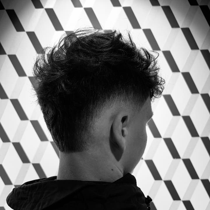 Low Fade réalisé dans notre barbershop The Barber Company Chalon-sur-Saône. Un dégradé précis, net et maîtrisé par nos barbiers experts au Centre Commercial Carrefour Chalon Sud. Votre adresse pour les coupes homme, dégradés et tailles de barbe premium à