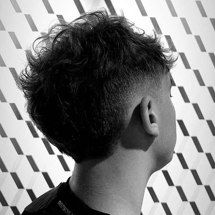 Low Fade réalisé dans notre barbershop The Barber Company Auxerre : un dégradé bas, propre et précis, travaillé par nos barbiers experts pour un look moderne et parfaitement net. Votre adresse à Auxerre pour les dégradés premium.