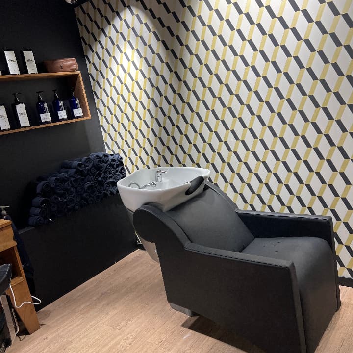Dans notre espace bac à shampoing au The Barber Company Auxerre, profitez d’un véritable moment de pause. Entre confort, luminosité maîtrisée et fauteuils premium, chaque shampoing devient une expérience relaxante. Le lieu idéal à Auxerre pour prendre soi
