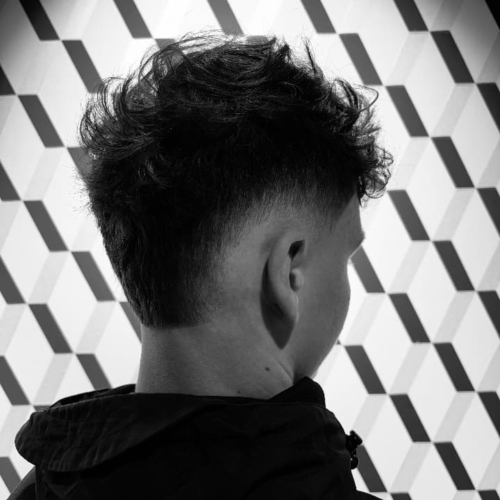 Chez The Barber Company Auxerre, le low fade devient une signature : un dégradé précis qui met en valeur la coupe tout en apportant propreté et modernité. Une finition nette, pensée pour ceux qui veulent un style propre et élégant au quotidien. FADE