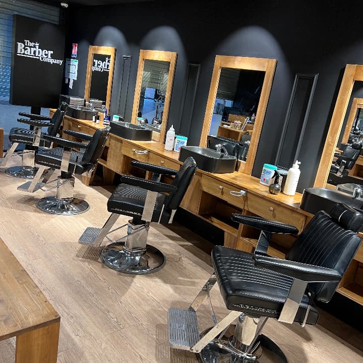 Bienvenue chez The Barber Company Auxerre, votre barbershop premium au cœur du Centre Commercial Auchan. Un espace pensé pour le confort avec son sol en bois chaleureux, ses fauteuils haut de gamme et une ambiance authentique de barbier moderne. Ici, chaq
