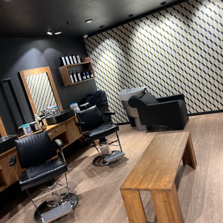 Découvrez l’espace bac à shampoing de The Barber Company Auxerre, un lieu dédié à la détente et au soin. Confort optimal, fauteuils premium et ambiance apaisante : tout est pensé pour offrir un moment de relaxation avant votre coupe ou votre service barbi