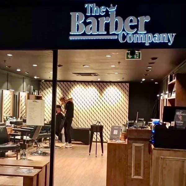 L’entrée de The Barber Company Auxerre vous plonge directement dans l’univers du barbershop premium : un accueil soigné, une ambiance moderne et chaleureuse, et un espace pensé pour le confort des clients. Votre salon de coiffure et barbier incontournable