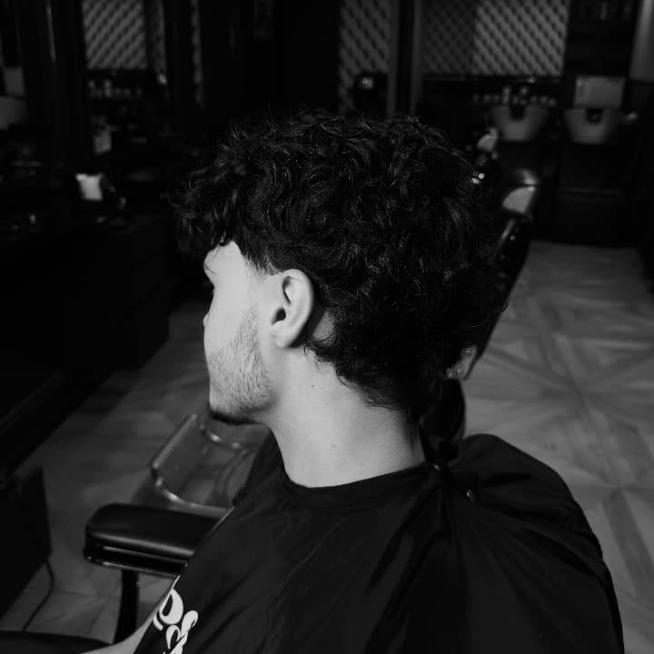 La coupe mulet fait son grand retour à The Barber Company Auxerre. Nos barbiers maîtrisent parfaitement ce style tendance : longueur contrôlée, nuque travaillée et finitions précises pour un look affirmé. Votre adresse à Auxerre pour une coupe mulet moder
