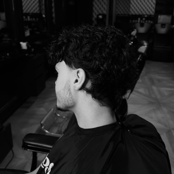 Coupe premium Coupe mulet réalisée dans notre barbershop à Auxerre Nos barbiers maîtrisent les techniques modernes et revisitées pour créer un mulet parfaitement structuré, adapté à votre style et à votre visage. Une coupe tendance et précise, réalisée a