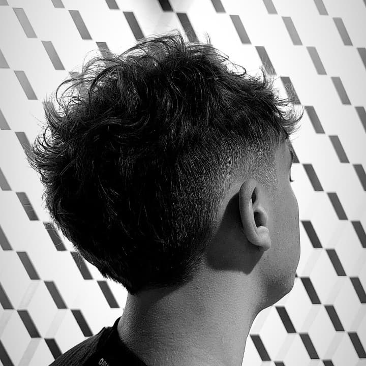 Low Fade réalisé dans notre barbershop à Auxerre par nos barbiers experts. Un dégradé précis, propre et parfaitement fondu pour un résultat net et moderne. Votre adresse à Auxerre pour les coupes homme, dégradés et finitions premium.