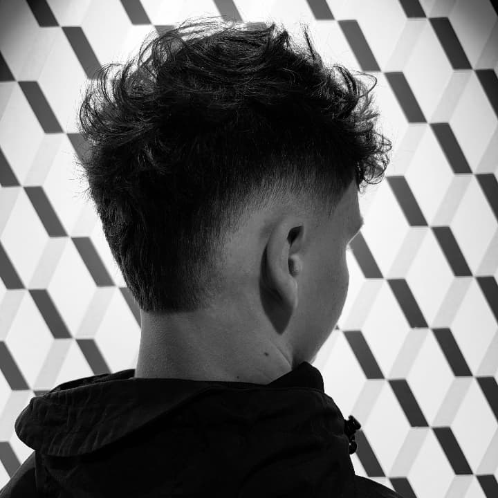 Low Fade réalisé dans notre barbershop à Auxerre, avec un dégradé maîtrisé et une transition parfaitement fondue. Nos barbiers professionnels assurent une coupe précise et adaptée à votre style. The Barber Company Auxerre, votre adresse incontournable pou