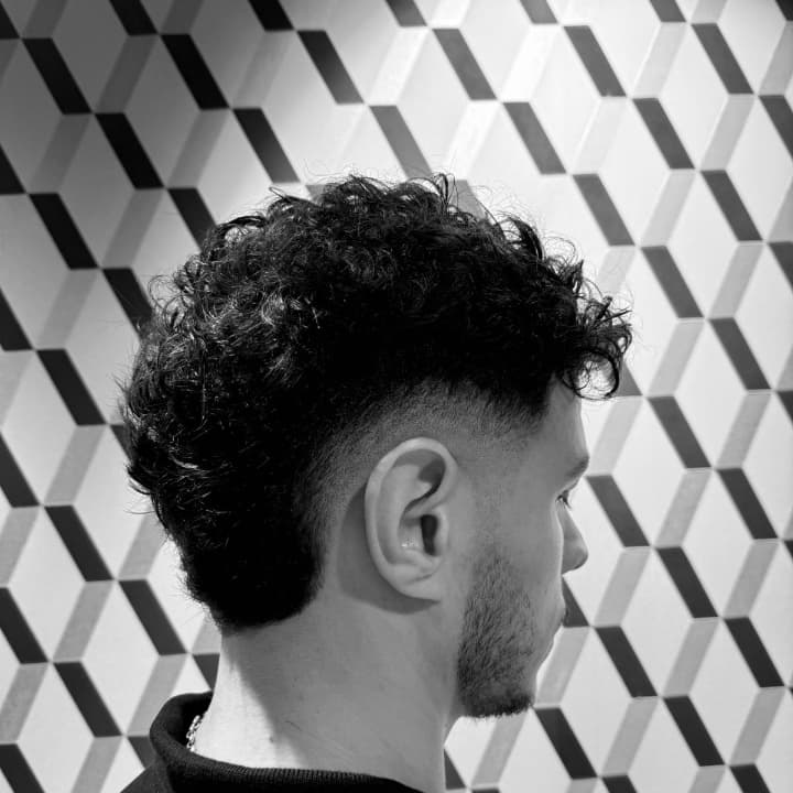 Coupe de cheveux et barber homme réalisée par nos barbiers experts, alliant précision, style et finitions impeccables.